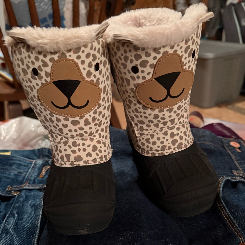 Snow boots